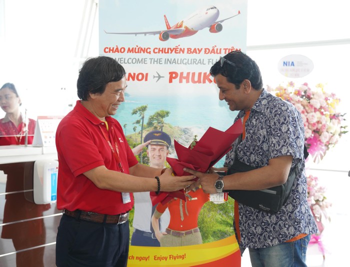 Phó Tổng giám đốc Vietjet Nguyễn Đức Thịnh chào mừng các hành khách trên chuyến bay khai trương Hà Nội - Phuket