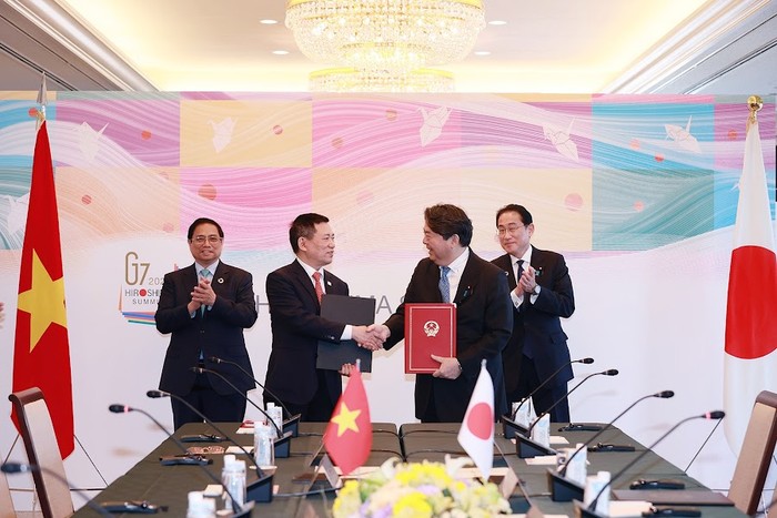 Thủ tướng Phạm Minh Chính và Thủ tướng Nhật Bản Kishida Fumio chứng kiến hai bên trao đổi văn bản ký kết 3 dự án hợp tác ODA với tổng trị giá 61 tỷ Yên - Ảnh: VGP/Nhật Bắc
