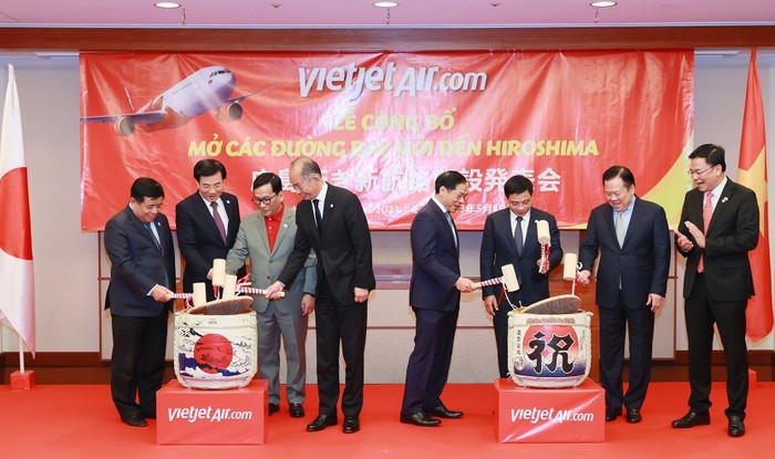 Các đại biểu cùng tham gia vào nghi thức Kagamibiraki chào mừng đường bay Vietjet đến Hiroshima