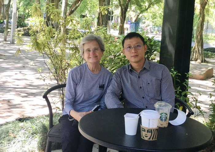 Tiến sĩ Nguyễn Hoàng Long trân trọng sự tận tâm của Giáo sư Julie Sochalsky từ Upenn trong quá trình hướng dẫn, đào tạo