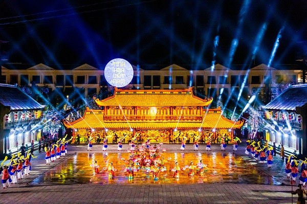 Khám phá văn hóa từ Á sang Âu qua các show diễn thực cảnh hấp dẫn