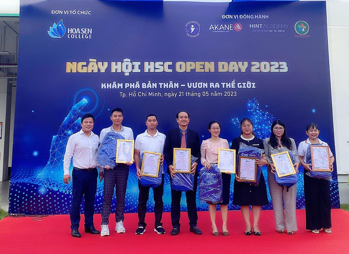 Thạc sĩ Lê Thiên Huy – Phó Hiệu trưởng Hoa Sen College trao thư cảm ơn các đơn vị trường học. Ảnh: HSC