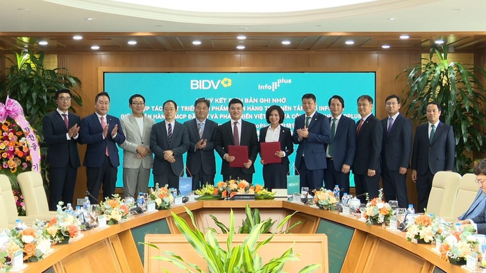 Bà Đỗ Thị Thanh Huyền – Giám đốc Ban Chính sách sản phẩm bán buôn – Đại diện BIDV và ông Kim Min Ho – Tổng Giám Đốc InfoPlus ký kết Biên bản ghi nhớ.