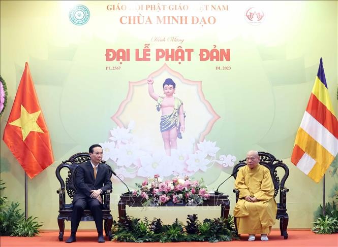 Chủ tịch nước Võ Văn Thưởng thăm, chúc mừng Hòa thượng Thích Thiện Nhơn, Chủ tịch Hội đồng Trị sự Giáo hội Phật giáo Việt Nam tại chùa Minh Đạo - Ảnh: TTXVN