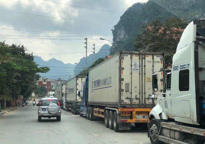 Số lượng xe chở hàng nông sản xuất khẩu tăng đột biến, nguy cơ xảy ra tình trạng ùn ứ hàng nông sản xuất khẩu. Ảnh: Baochinhphu.vn