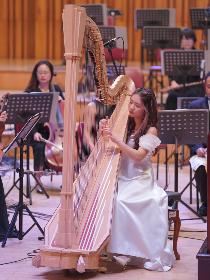 Thuỳ Dương biểu diễn độc tấu đàn harp tại Hòa nhạc tài năng trẻ “Là con gái để tỏa sáng”. Ảnh: Nhân vật cung cấp