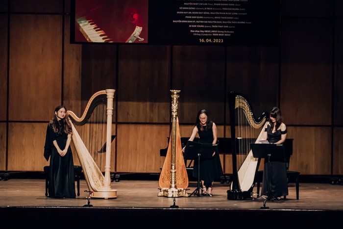 Thuỳ Dương (ngoài cùng bên trái) tham gia biểu diễn hòa tấu đàn harp tại chương trình Hòa nhạc Thính phòng tổ chức bởi Nhà hát Giao hưởng Nhạc Vũ kịch Thành phố Hồ Chí Minh vào tháng 4/2023. Ảnh: Nhân vật cung cấp
