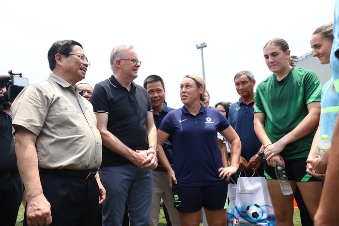 Hai Thủ tướng trò chuyện với các cầu thủ và ban huấn luyện Đội tuyển nữ U20 Australia. Ảnh: VGP/Nhật Bắc