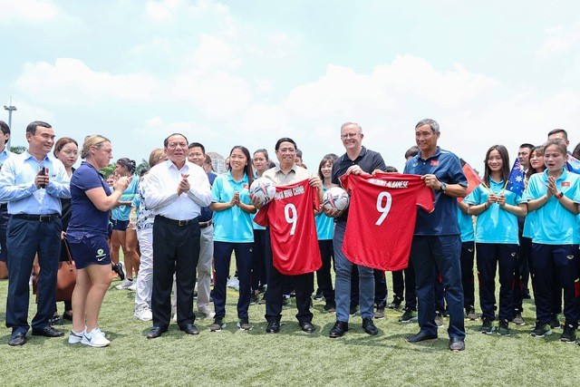 Đội tuyển nữ Việt Nam tặng hai Thủ tướng áo thi đấu. Ảnh: VGP/Nhật Bắc