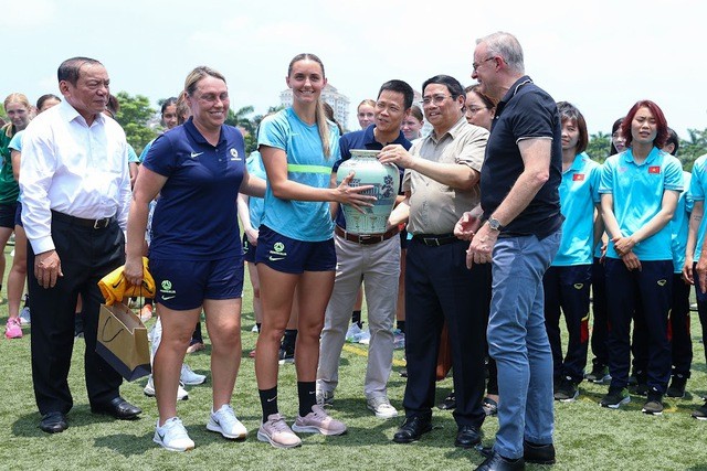 Thủ tướng động viên, tặng quà Đội tuyển nữ U20 Australia đang thi đấu vòng loại thứ 2 Cúp Bóng đá nữ U20 châu Á 2024 tại Việt Nam. Ảnh: VGP/Nhật Bắc