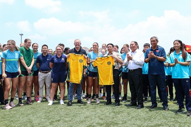 Đội tuyển nữ U20 Australia tặng hai Thủ tướng áo thi đấu. Ảnh: VGP/Nhật Bắc