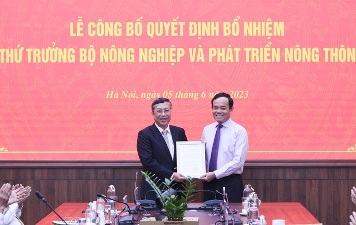 Phó Thủ tướng Trần Lưu Quang trao quyết định bổ nhiệm Thứ trưởng Bộ Nông nghiệp và Phát triển nông thôn cho ông Hoàng Trung.