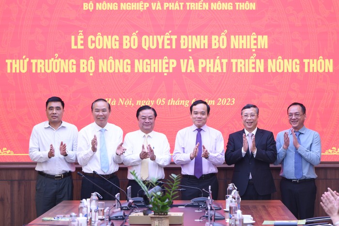 Phó Thủ tướng Trần Lưu Quang cùng lãnh đạo Bộ Nông nghiệp và phát triển nông thôn chúc mừng tân Thứ trưởng Hoàng Hùng.