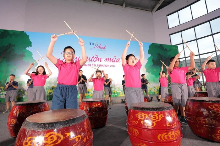 Chương trình khép lại với một điểm nhấn vô cùng ý nghĩa: Bài ca TH School. Giai điệu tưởng như thân quen mà lại rất “lạ” bởi bản phối tuyệt vời từ nhạc cụ dân tộc. Không chỉ có các bạn nhỏ trên sân khấu, tất cả khán giả rất tự nhiên hoà giọng như chung nhịp cảm xúc, để điều cuối cùng đọng lại: Thực sự tự hào khi là học sinh TH School.