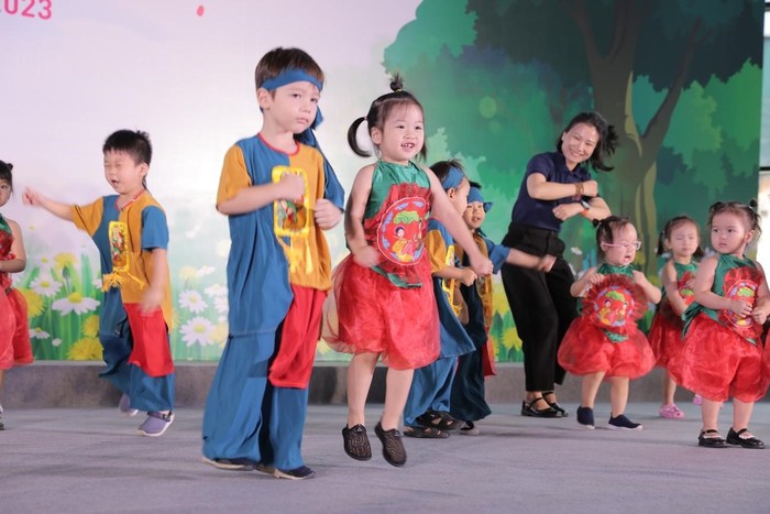 Không hề “thua chị kém anh”, các thành viên nhỏ nhất của TH School đã “quậy tưng bừng” với bài múa đồng dao - Bắc Kim Thang quen thuộc luôn gắn liền với tuổi thơ của biết bao thế hệ. Sự bỡ ngỡ ban đầu của các bé dần xoá bỏ bởi sự khích lệ liên tục của các cô giáo luôn sẵn sàng kề bên, giúp các con hoàn thành trọn vẹn một tiết mục cực kỳ đã mắt, vui tai.