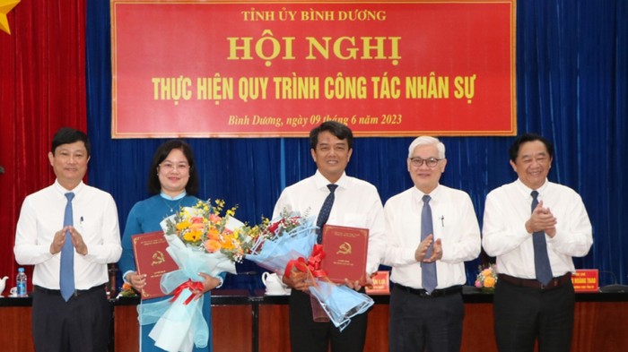 Thường trực Tỉnh ủy Bình Dương chúc mừng bà Nguyễn Thị Mỹ Hằng và ông Bùi Thanh Nhân (ảnh: ĐC).