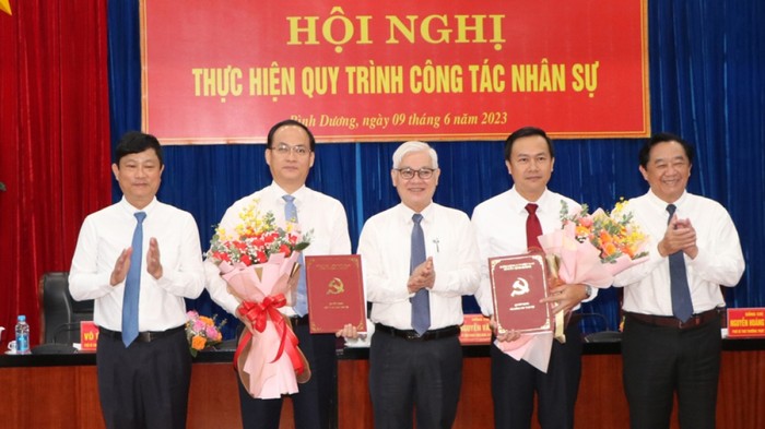 Trao quyết định cho ông Bùi Hữu Toàn và ông Nguyễn Khoa Hải (ảnh: ĐC).