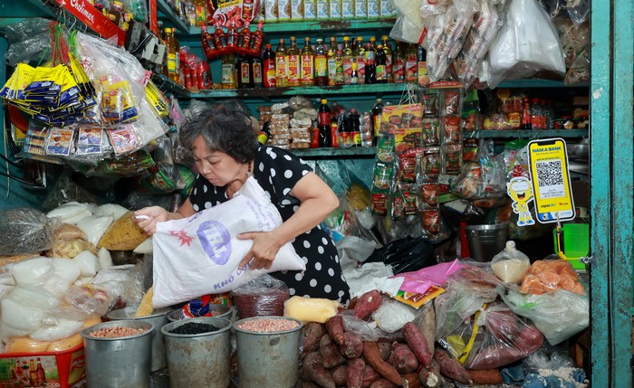 Quầy hàng đồ khô tại chợ Tân Định – Thành phố Hồ Chí Minh được trang bị mã QR để người mua dễ dàng thanh toán.