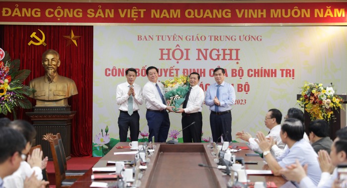 Lãnh đạo Ban Tuyên giáo Trung ương chúc mừng Tiến sĩ Lại Xuân Môn