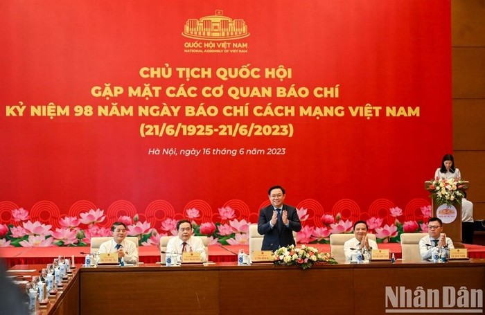 Chủ tịch Quốc hội Vương Đình Huệ cùng các Phó Chủ tịch Quốc hội và lãnh đạo Hội Nhà báo Việt Nam chủ trì buổi gặp mặt. (Ảnh: Duy Linh)