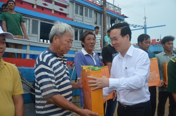 Chủ tịch nước Võ Văn Thưởng thăm hỏi, tặng quà các ngư dân tại Cảng Phú Quý. (Ảnh: ĐÌNH CHÂU)