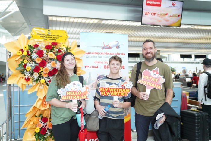 Hành khách hào hứng trước chuyến bay đầu tiên từ TP.HCM đi Brisbane của Vietjet/