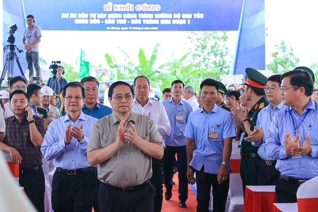 Thủ tướng Phạm Minh Chính vui mừng cùng quý vị đại biểu và bà con nhân dân tham dự và chứng kiến lễ khởi công đồng loạt 4 dự án thành phần thuộc Dự án xây dựng công trình đường bộ cao tốc Châu Đốc - Cần Thơ - Sóc Trăng giai đoạn 1. Ảnh: VGP/Nhật Bắc