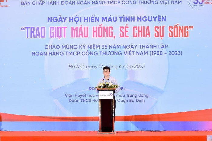 Phó Bí thư Thường trực Đảng ủy VietinBank Trần Kiên Cường phát biểu tại Ngày hội hiến máu tình nguyện