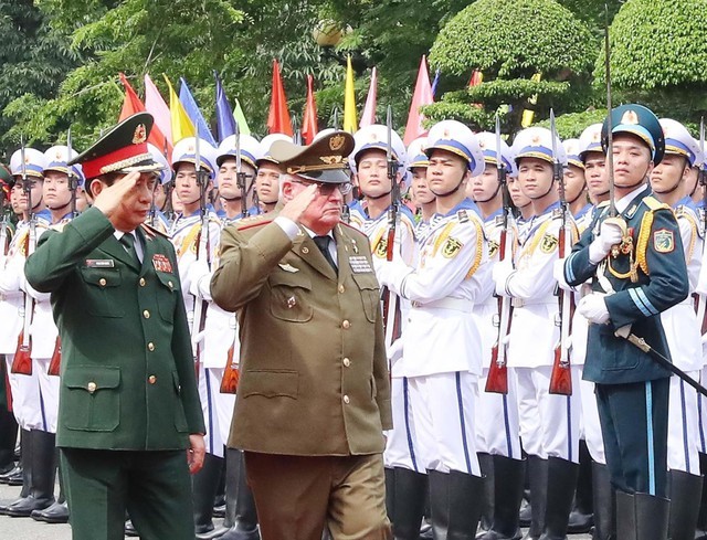 Bộ trưởng Bộ Quốc phòng Phan Văn Giang và Bộ trưởng Bộ các Lực lượng vũ trang Cách mạng Cuba Álvaro López Miera duyệt Đội Danh dự Quân đội nhân dân Việt Nam. Ảnh: Trọng Đức/TTXVN