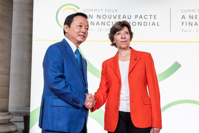 Bộ trưởng Bộ Ngoại giao Pháp Catherine Colonna đón Phó Thủ tướng Trần Hồng Hà vào dự phiên khai mạc.