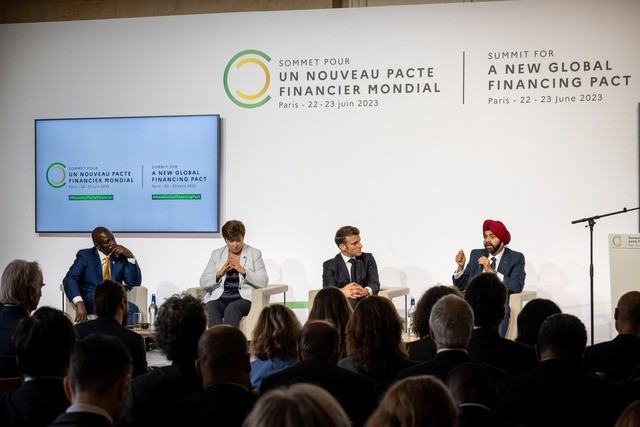 Tổng thống Pháp Emmanuel Macron, Chủ tịch Ngân hàng Thế giới Ajaypal Singh Banga tham dự một phiên thảo luận cấp cao tại hội nghị.