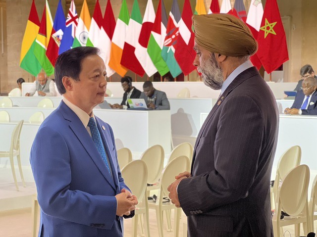 Phó Thủ tướng Trần Hồng Hà trao đổi với Bộ trưởng Bộ Phát triển Canada Harjit Singh Sajjan.