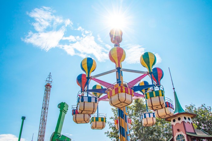 Balloon Tower - một trong những trò chơi hấp dẫn với mọi lứa tuổi, đặc biệt là các em thiếu nhi sẽ xuất hiện tại Royal Wave Park – Hình ảnh minh hoạ.