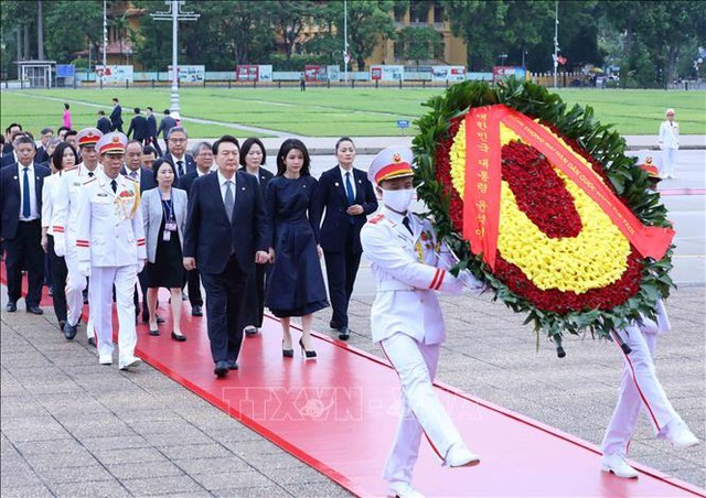 Tổng thống Hàn Quốc Yoon Suk Yeol và Phu nhân đặt vòng hoa tại Lăng Chủ tịch Hồ Chí Minh. Ảnh: TTXVN