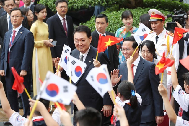 Sáng 23/6, lễ đón Tổng thống Hàn Quốc Yoon Suk Yeol và Phu nhân được tổ chức trọng thể tại Phủ Chủ tịch. Ảnh: VGP