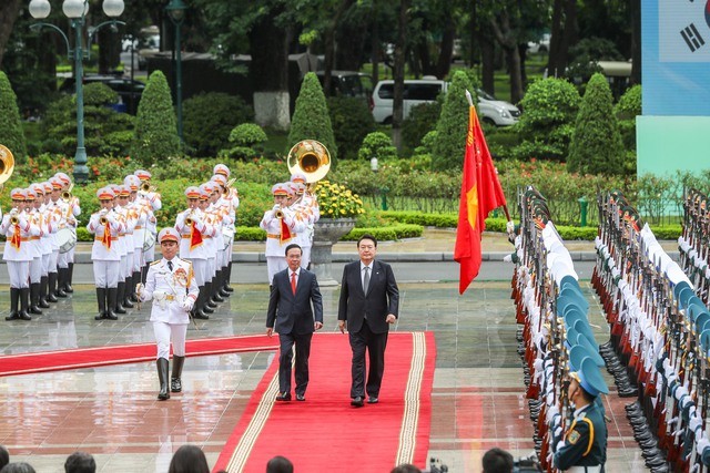 Chủ tịch nước Võ Văn Thưởng mời Tổng thống duyệt Đội Danh dự Quân đội Nhân dân Việt Nam. Ảnh: VGP