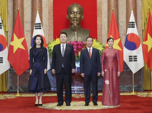 Chủ tịch nước Võ Văn Thưởng và Phu nhân Phan Thị Thanh Tâm chào đón Tổng thống Yoon Suk Yeol và Phu nhân Kim Keon Hee thăm cấp Nhà nước tới Việt Nam. Ảnh: VGP