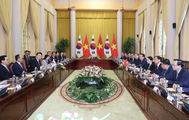 Sau lễ đón, Chủ tịch nước và Tổng thống Hàn Quốc tiến hành hội đàm. Ảnh: VGP
