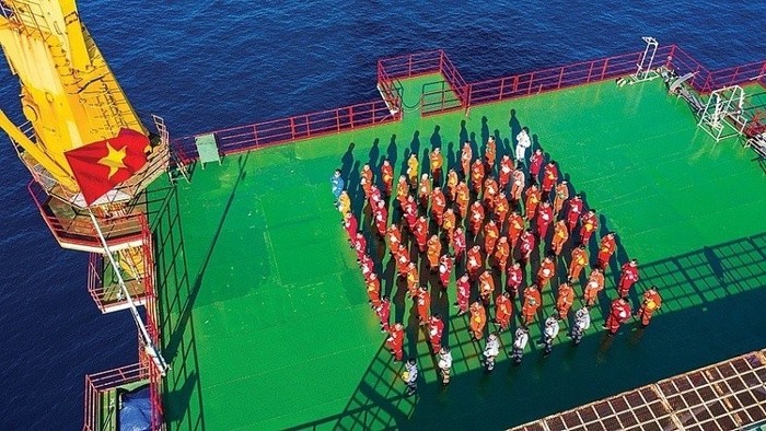 Người lao động Dầu khí thực hiện Nghi thức chào cờ trên giàn PPD-40.000