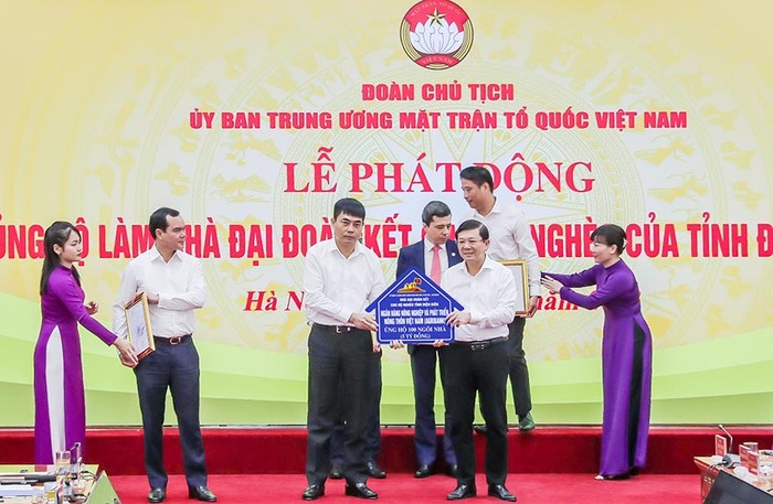 Đồng chí Nguyễn Minh Phương, Thành viên Hội đồng thành viên Agribank trao ủng hộ 05 tỷ đồng để xây dựng 100 ngôi nhà Đại đoàn kết tại tỉnh Điện Biên