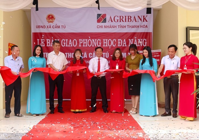 Công trình 4 phòng học đa năng cho Trường Trung học cơ sở Cẩm Tú (Cẩm Thủy, Thanh Hóa) được Agribank hỗ trợ 2,4 tỷ đồng đã được khánh thành trong niềm hân hoan của thầy và trò.