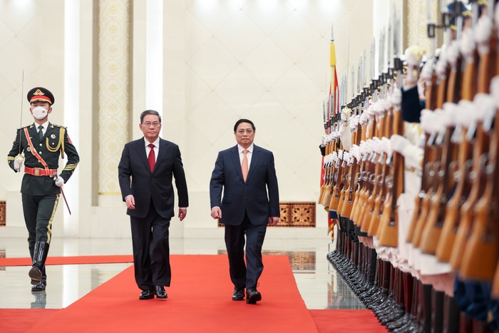 Lễ đón chính thức Thủ tướng Phạm Minh Chính và Đoàn đại biểu cấp cao Việt Nam thăm chính thức Trung Quốc được tổ chức trọng thể tại Đại lễ đường Nhân dân ở Thủ đô Bắc Kinh, do Thủ tướng Trung Quốc Lý Cường chủ trì. Ảnh: VGP/Nhật Bắc