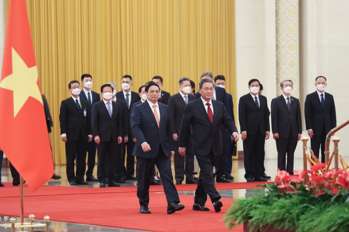 Thủ tướng Phạm Minh Chính và Thủ tướng Trung Quốc Lý Cường bước lên bục danh dự. Ảnh VGP/Nhật Bắc