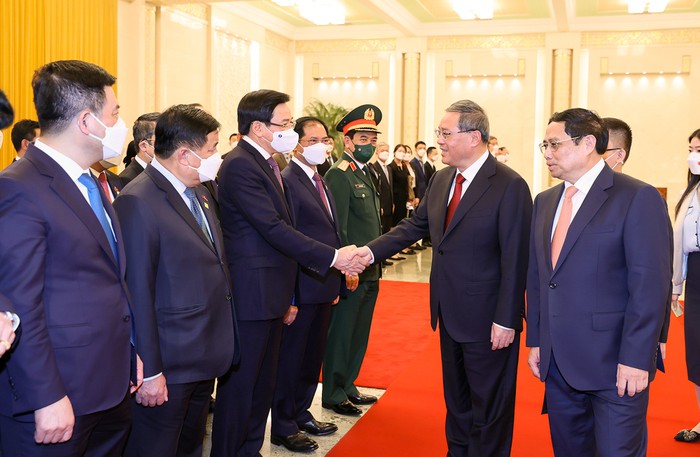 Thủ tướng Phạm Minh Chính giới thiệu với Thủ tướng Trung Quốc Lý Cường các thành viên Đoàn đại biểu cấp cao Việt Nam. Ảnh: VGP/Nhật Bắc