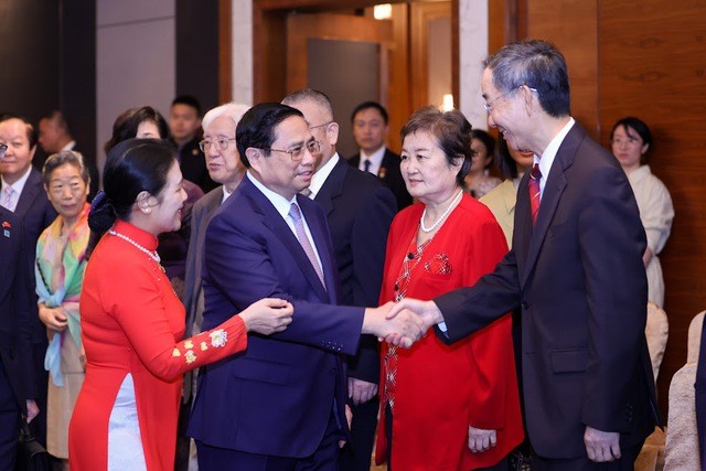 Thủ tướng Phạm Minh Chính gặp gỡ các nhân sĩ hữu nghị Trung Quốc. Ảnh: VGP/Nhật Bắc