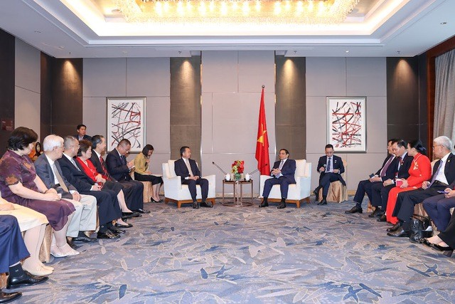 Thay mặt lãnh đạo Đảng, Nhà nước Việt Nam, Thủ tướng gửi lời thăm hỏi thân thiết, lời chúc mừng tốt đẹp tới nhân sĩ hữu nghị Trung Quốc. Ảnh: VGP/Nhật Bắc