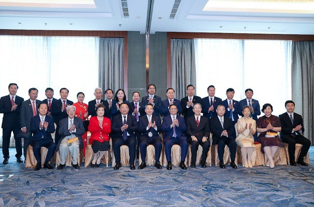 Thủ tướng Phạm Minh Chính và các nhân sĩ hữu nghị Trung Quốc. Ảnh: VGP/Nhật Bắc
