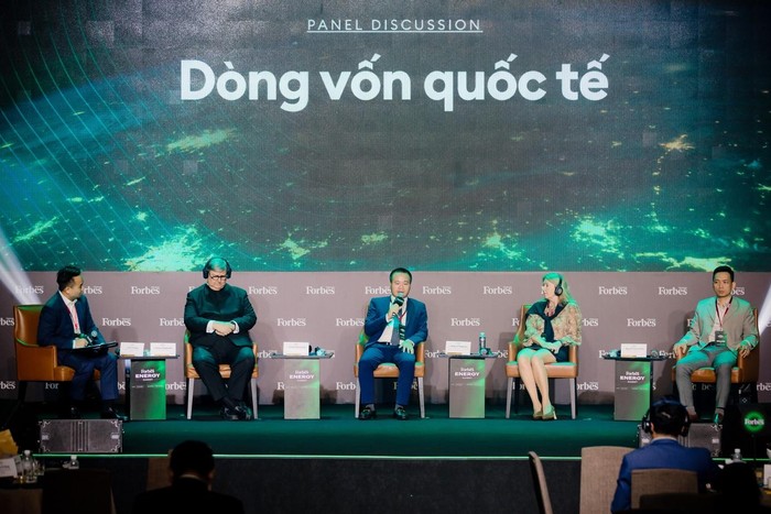 Ông Vương Thành Long – Giám đốc Ban Khách hàng Doanh nghiệp nước ngoài của BIDV (ngồi giữa) chia sẻ tại hội nghị.