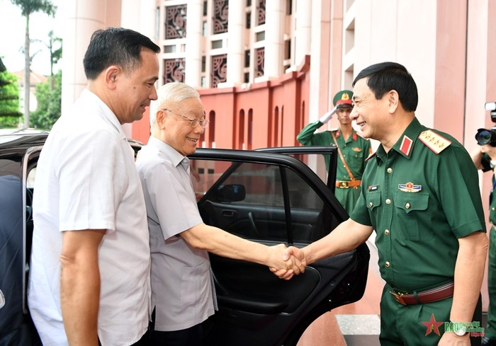 Đại tướng Phan Văn Giang đón Tổng Bí thư Nguyễn Phú Trọng, Bí thư Quân ủy Trung ương đến dự, chủ trì hội nghị.