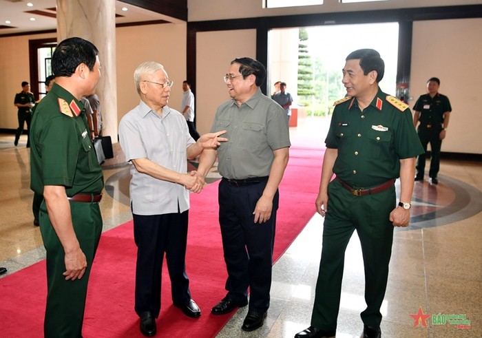 Tổng Bí thư Nguyễn Phú Trọng, Thủ tướng Chính phủ Phạm Minh Chính và các đồng chí lãnh đạo Bộ Quốc phòng trò chuyện trước hội nghị.